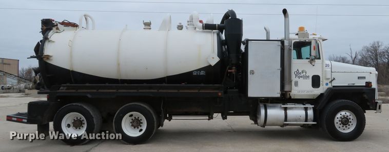 image for item DI2041 1999 International Paystar 5000 vacuum truck