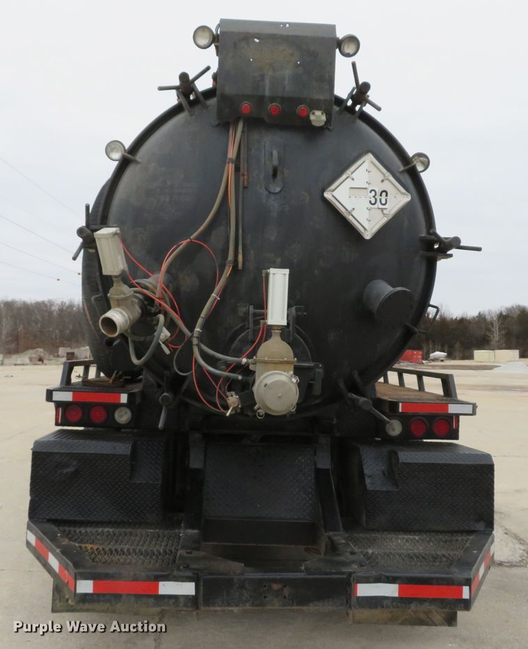 image for item DI2041 1999 International Paystar 5000 vacuum truck