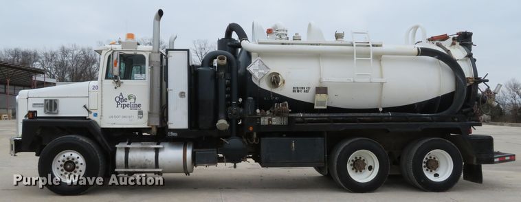 image for item DI2041 1999 International Paystar 5000 vacuum truck
