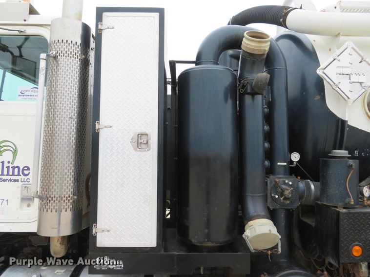 image for item DI2041 1999 International Paystar 5000 vacuum truck