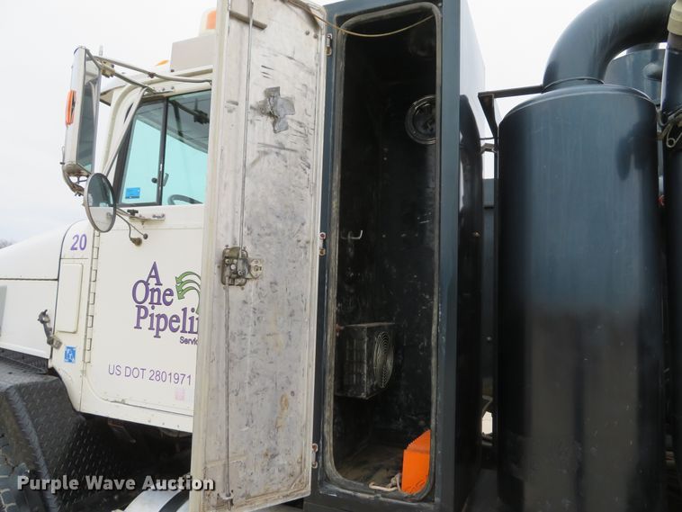 image for item DI2041 1999 International Paystar 5000 vacuum truck