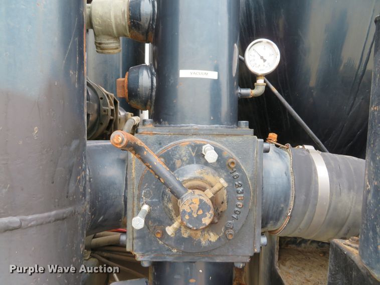 image for item DI2041 1999 International Paystar 5000 vacuum truck