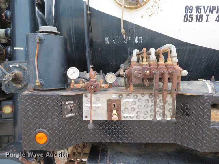 image for item DI2041 1999 International Paystar 5000 vacuum truck