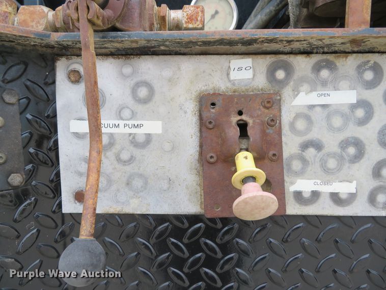 image for item DI2041 1999 International Paystar 5000 vacuum truck