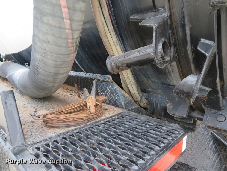 image for item DI2041 1999 International Paystar 5000 vacuum truck