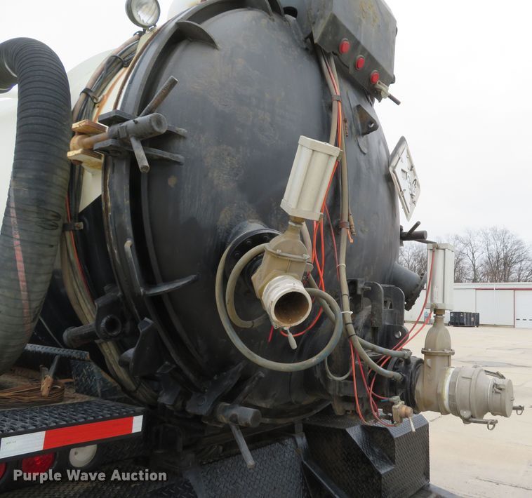 image for item DI2041 1999 International Paystar 5000 vacuum truck