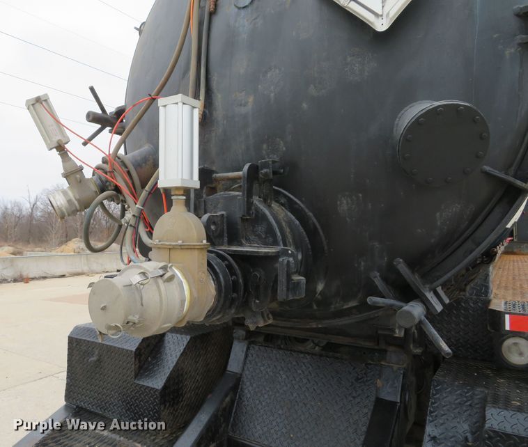 image for item DI2041 1999 International Paystar 5000 vacuum truck