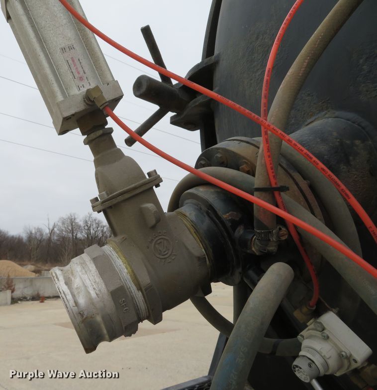 image for item DI2041 1999 International Paystar 5000 vacuum truck