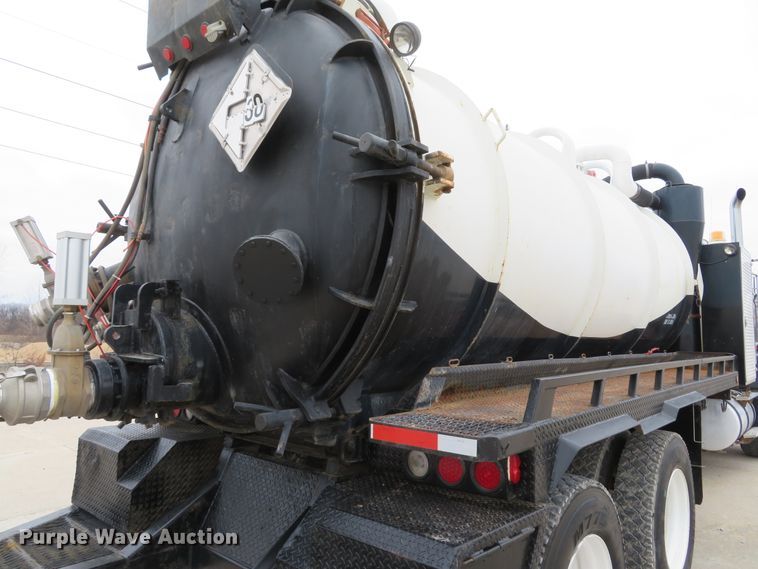 image for item DI2041 1999 International Paystar 5000 vacuum truck