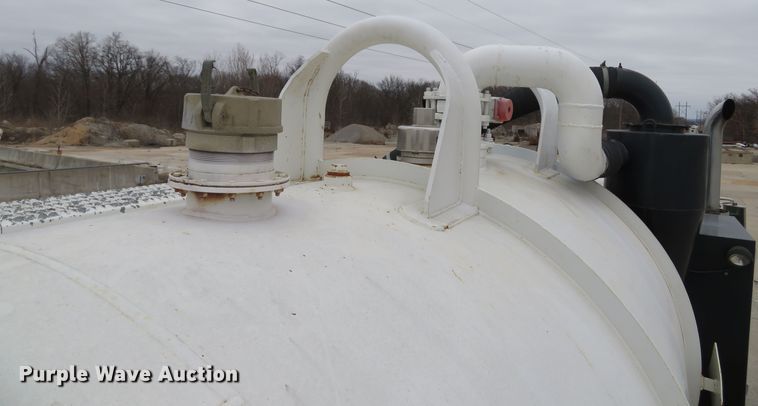 image for item DI2041 1999 International Paystar 5000 vacuum truck