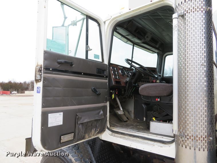 image for item DI2041 1999 International Paystar 5000 vacuum truck