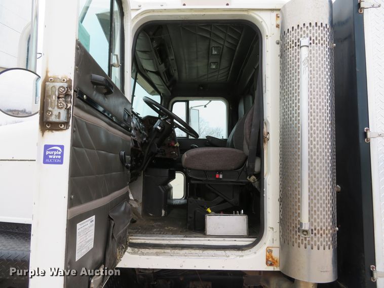 image for item DI2041 1999 International Paystar 5000 vacuum truck