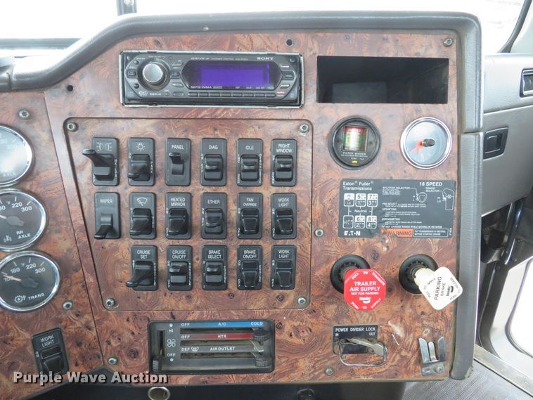 image for item DI2041 1999 International Paystar 5000 vacuum truck