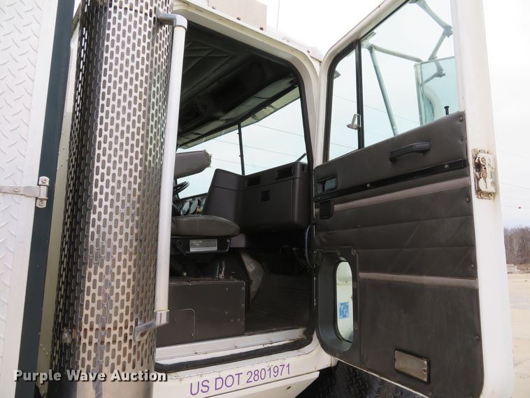 image for item DI2041 1999 International Paystar 5000 vacuum truck