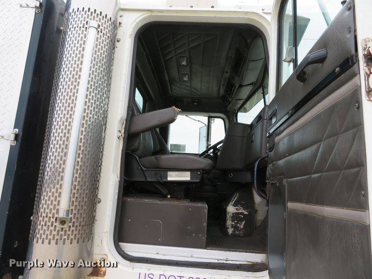 image for item DI2041 1999 International Paystar 5000 vacuum truck