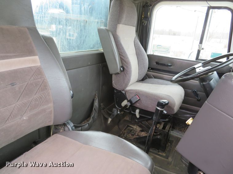 image for item DI2041 1999 International Paystar 5000 vacuum truck