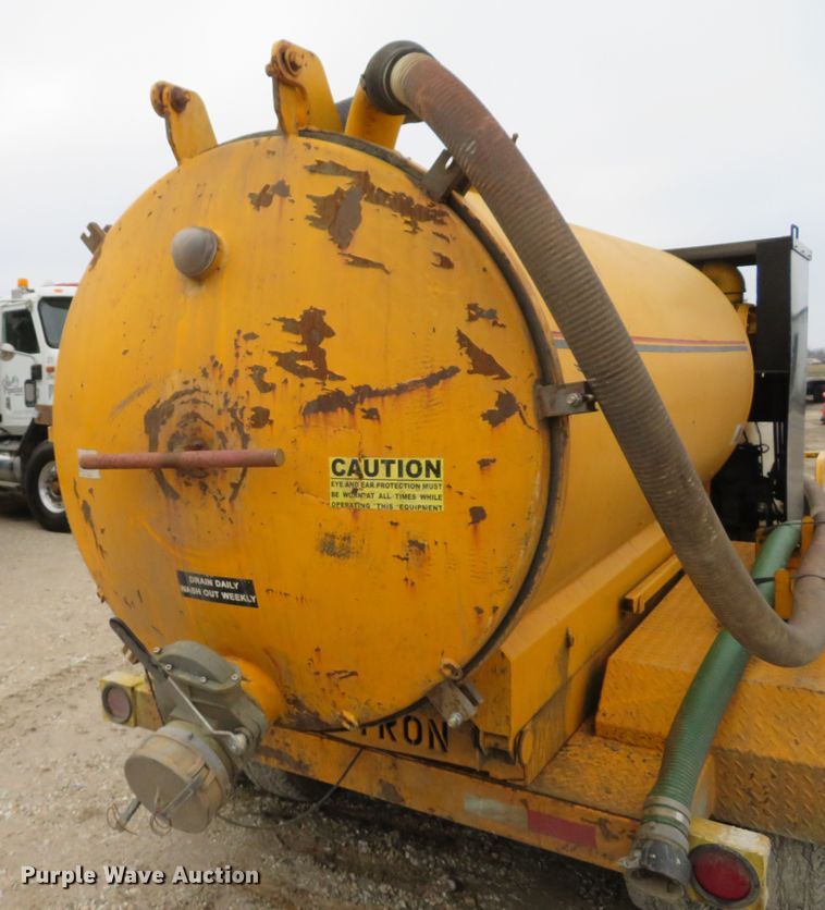 image for item DI2049 2000 Vactron PMD-800DT hydrovac trailer