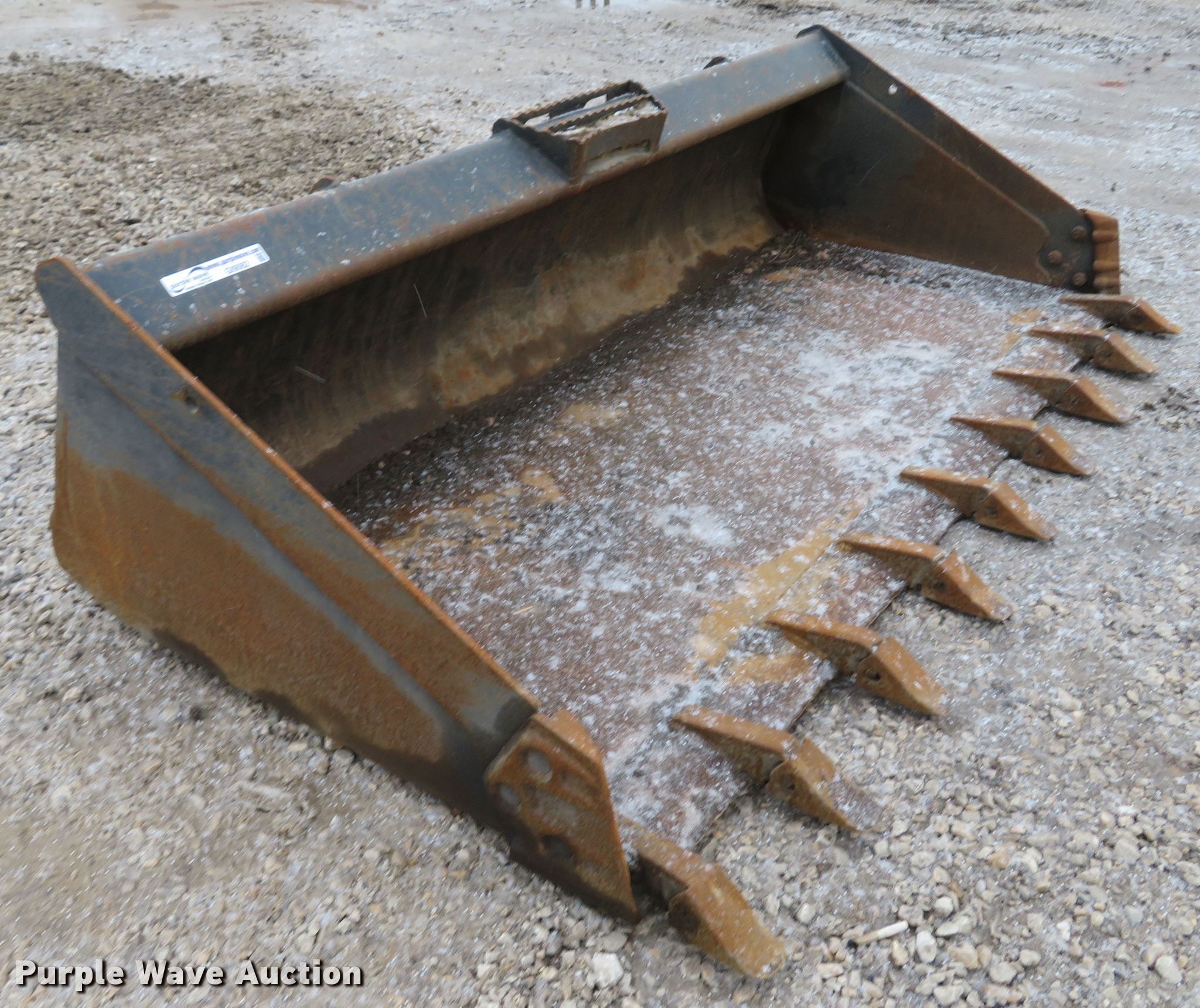 Kubota S6607 low profile skid steer bucket in Troy, MO Item GI9062 sold Purple Wave