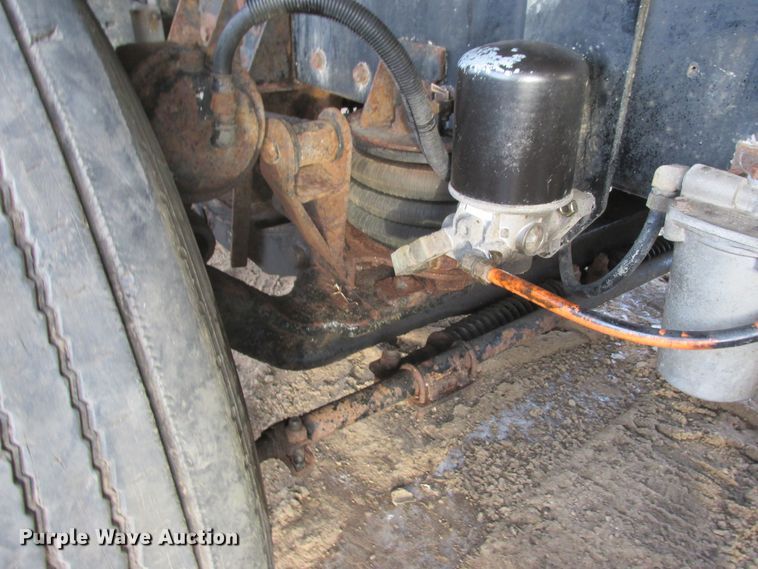 image for item DA8347 1995 Peterbilt 379 dump truck