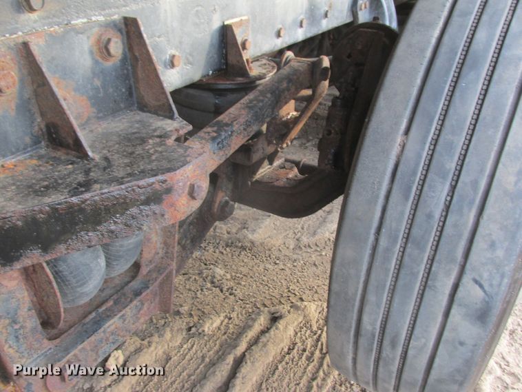 image for item DA8347 1995 Peterbilt 379 dump truck