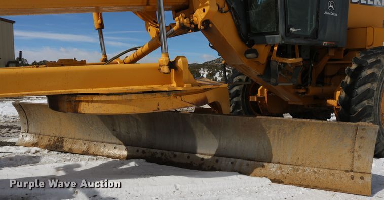 image for item DD6083 2002 John Deere 772CH Series II motor grader