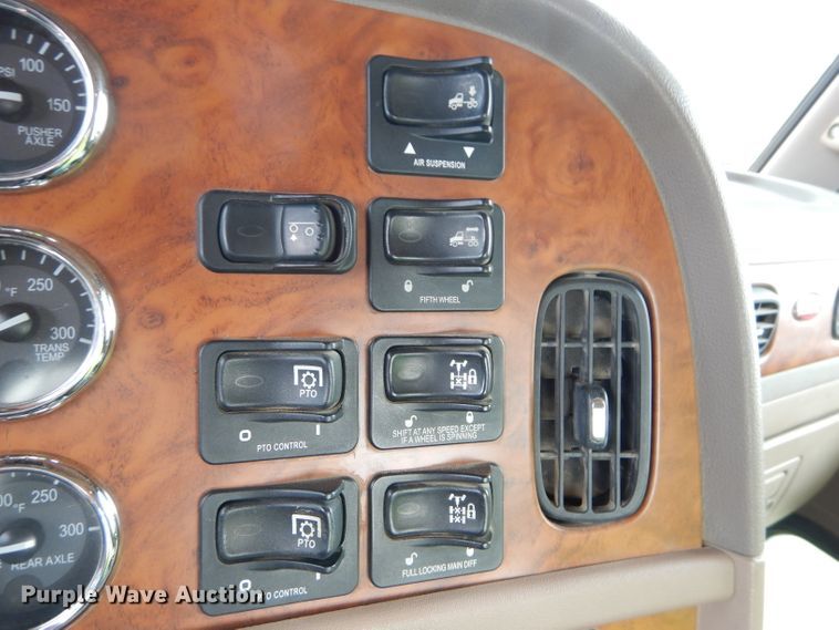 image for item DH4364 2008 Peterbilt 388 semi truck