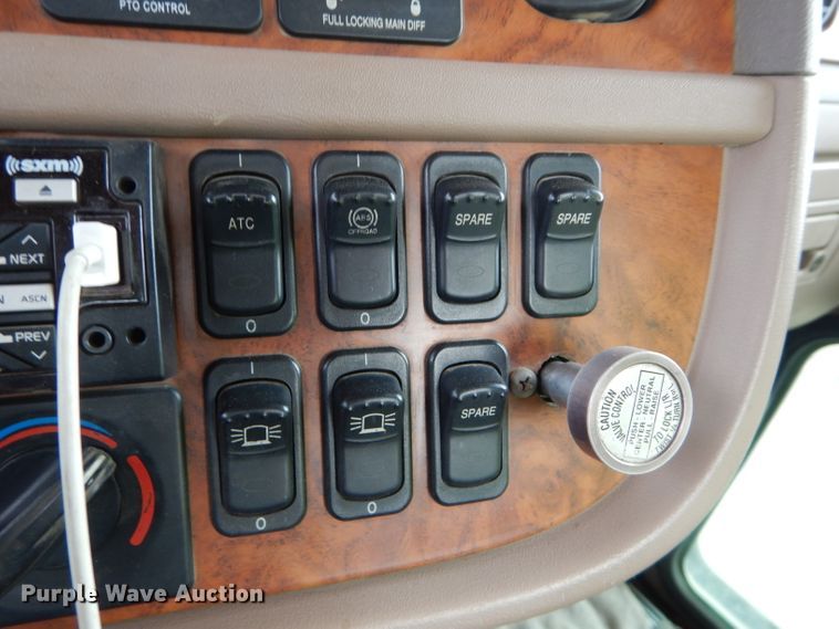 image for item DH4364 2008 Peterbilt 388 semi truck