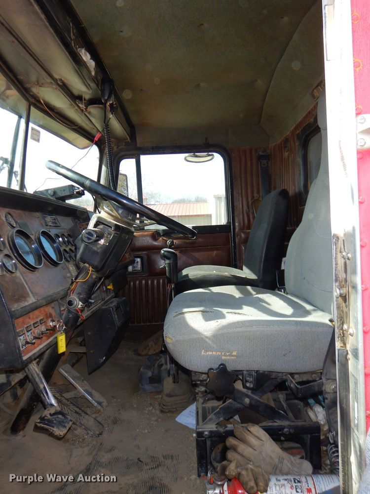 image for item DH4366 2001 Kenworth T800 dump truck