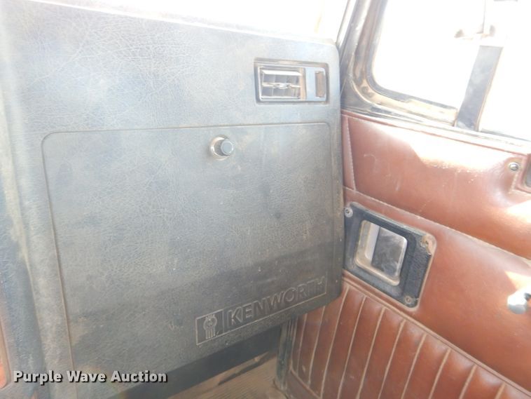 image for item DH4366 2001 Kenworth T800 dump truck