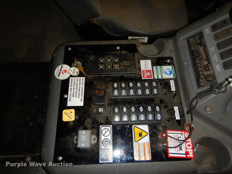 image for item DH4379 2004 GMC T7500 street sweeper truck