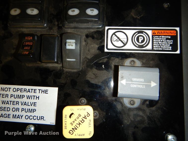 image for item DH4379 2004 GMC T7500 street sweeper truck