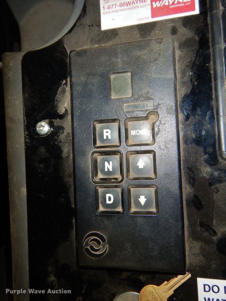 image for item DH4379 2004 GMC T7500 street sweeper truck