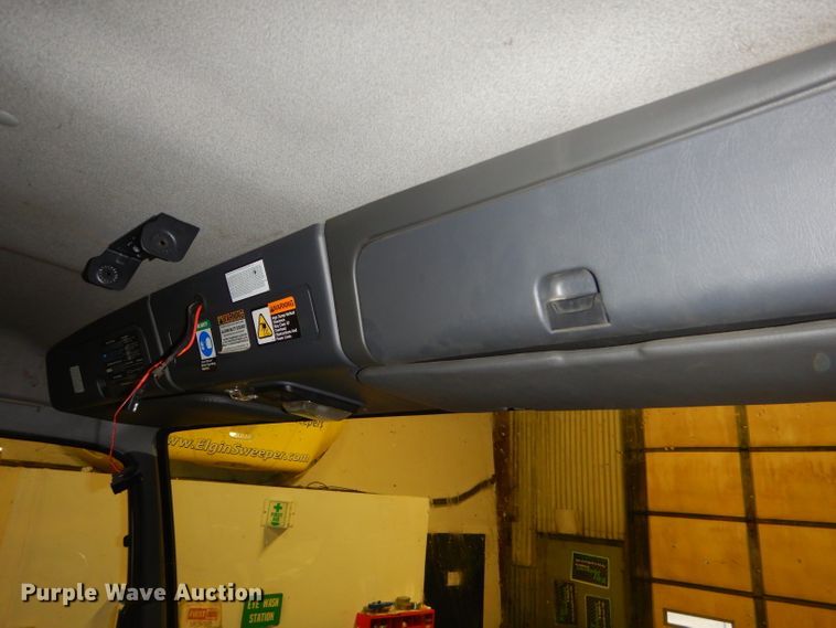 image for item DH4379 2004 GMC T7500 street sweeper truck