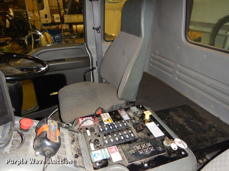 image for item DH4379 2004 GMC T7500 street sweeper truck