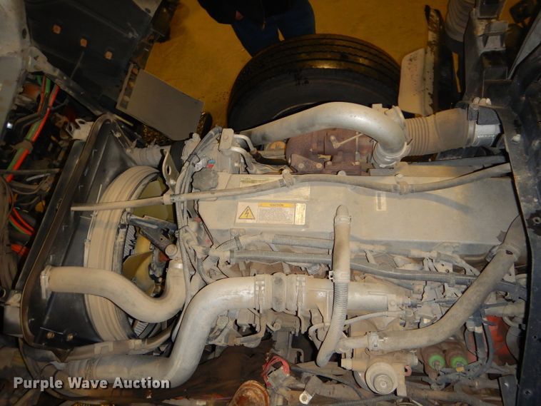 image for item DH4379 2004 GMC T7500 street sweeper truck