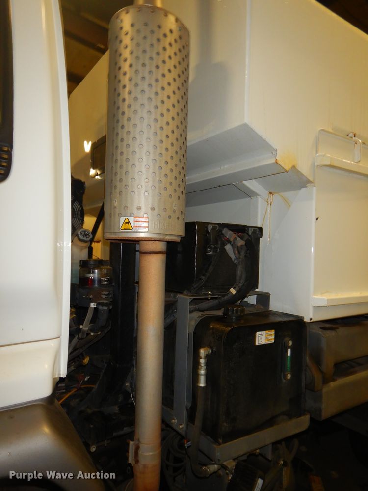 image for item DH4379 2004 GMC T7500 street sweeper truck