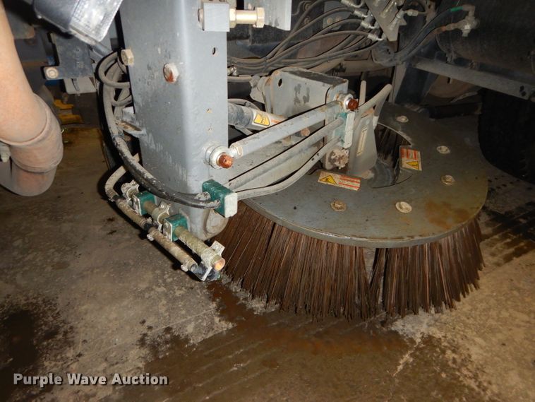 image for item DH4379 2004 GMC T7500 street sweeper truck