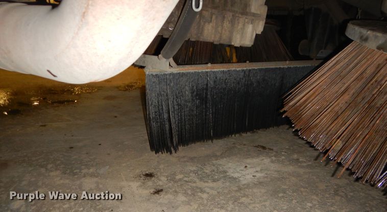 image for item DH4379 2004 GMC T7500 street sweeper truck