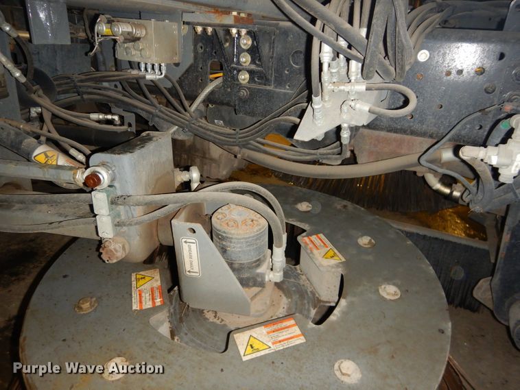 image for item DH4379 2004 GMC T7500 street sweeper truck