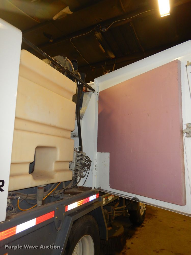 image for item DH4379 2004 GMC T7500 street sweeper truck