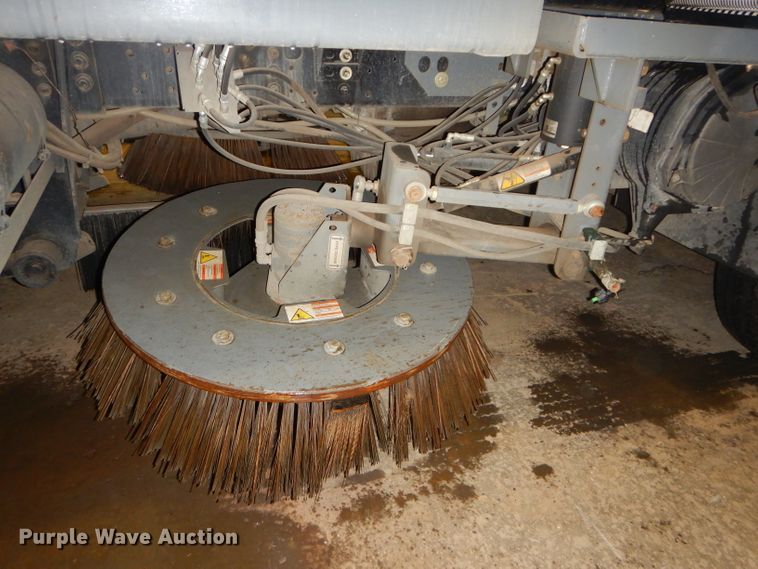 image for item DH4379 2004 GMC T7500 street sweeper truck