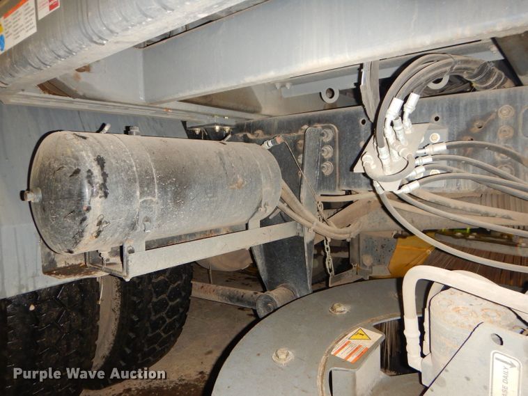 image for item DH4379 2004 GMC T7500 street sweeper truck