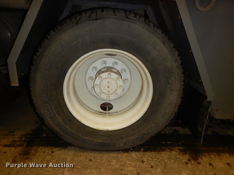 image for item DH4379 2004 GMC T7500 street sweeper truck