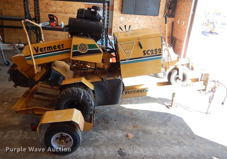 image for item DH6372 2003 Vermeer SC252 stump grinder