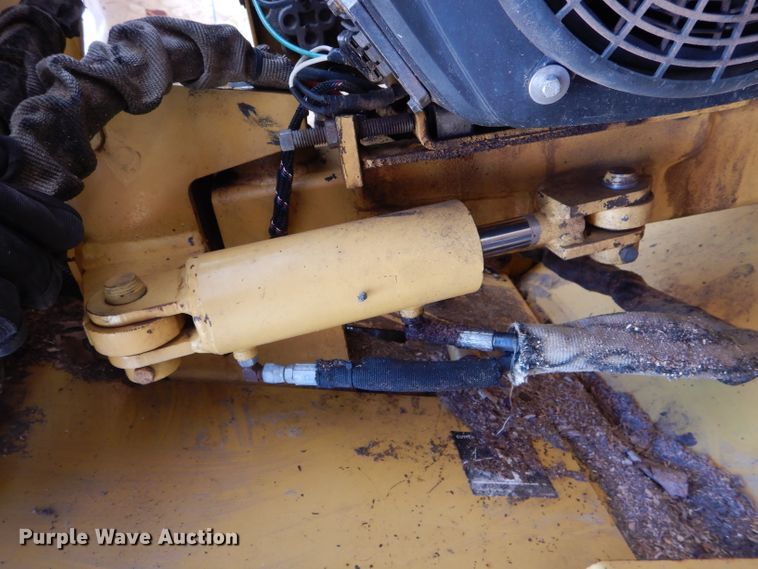 image for item DH6372 2003 Vermeer SC252 stump grinder