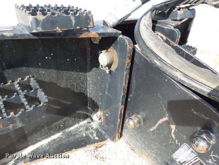 image for item DH7871 John Deere HH60 skid steer breaker