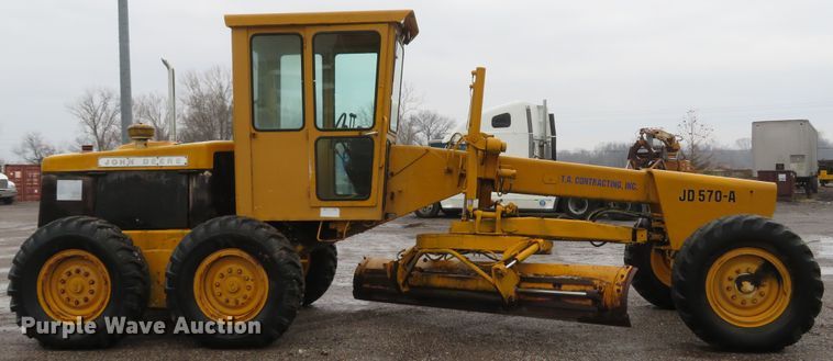 image for item DI2067 1975 John Deere 570A motor grader