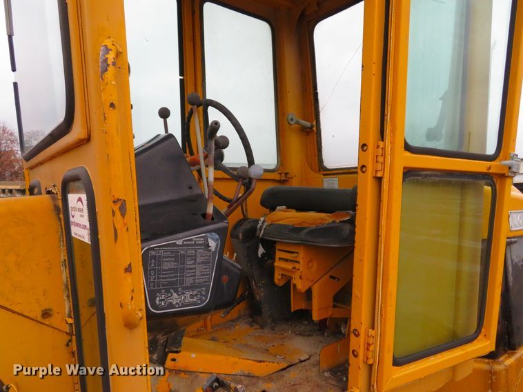 image for item DI2067 1975 John Deere 570A motor grader