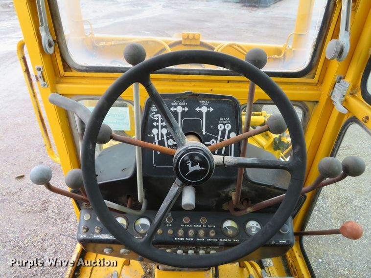image for item DI2067 1975 John Deere 570A motor grader