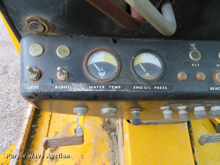 image for item DI2067 1975 John Deere 570A motor grader